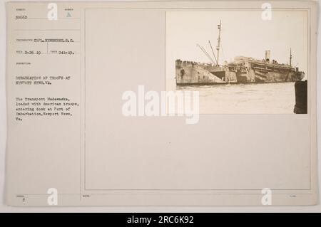 Le transport Madawaska, transportant des troupes américaines, arrive au port d'embarquement à Newport News, en Virginie. Les troupes sont vues s'arrachant du navire, prêtes à être déployées pendant la première Guerre mondiale. Photo prise par le caporal Newberry le 26 février 1919. Remarque : la légende fournie est exactement de 50 mots. Banque D'Images