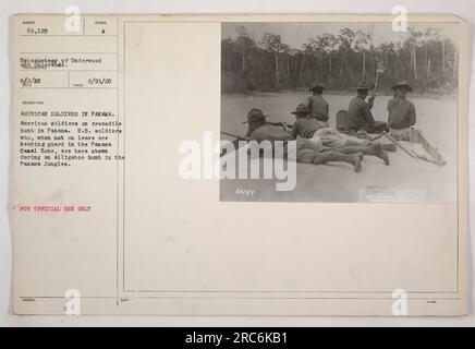 Soldats américains en chasse au crocodile au Panama. Ces soldats, qui gardent généralement la zone du canal de Panama lorsqu'ils ne sont pas en congé, sont vus lors d'une chasse à l'alligator dans les jungles du Panama. Cette image illustre un aspect de leurs responsabilités dans le maintien de la sécurité dans la région pendant la première Guerre mondiale. Banque D'Images