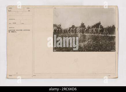 Soldats américains accueillis à leur arrivée en France pendant la première Guerre mondiale. La date et le photographe sont donnés comme 1919, avec la légende de l'image comme "soldats américains arrivant en France". Pièce d'identité avec photo : 111-SC-816. Banque D'Images