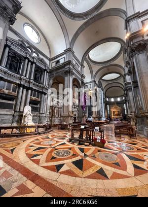 Venise, Italie - 2 avril 2022 : vue intérieure de la Chiesa di San Salvador au Campo San Salvador à Venise, Italie Banque D'Images