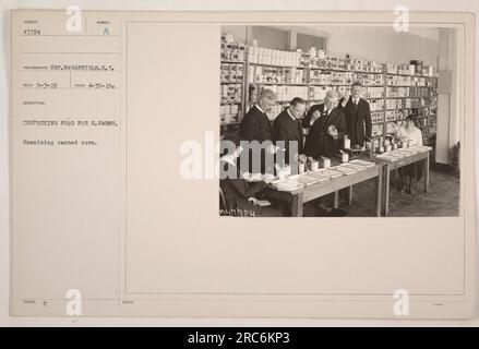 Le sergent MeGarrigle examine le maïs en conserve pour l'armée des États-Unis. Cette photo a été prise le 30 avril 1919 et fait partie d'une série documentant l'inspection des aliments pour les militaires. La légende comprend le code sujet de la photo (TDTO419 SUBIECT 47724), le nom du photographe (sergent MeGarrigle) et d'autres détails pertinents. Banque D'Images