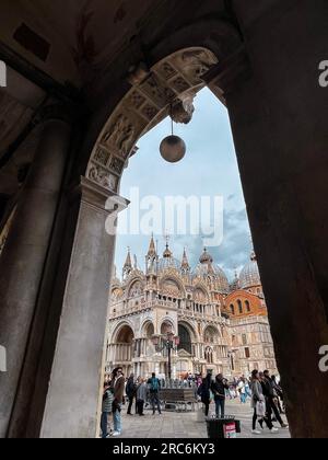 Venise, Italie - 2 avril 2022 : la basilique de la cathédrale patriarcale de Saint-Marc, communément connue sous le nom de basilique de Saint-Marc, est l'église de la cathédrale de la République Banque D'Images