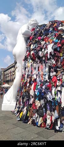 Naples, 12/07/2023, dans la nuit de mardi à mercredi, un incendie a détruit l'installation d'art Vénus of Rags, de Michelangelo Pistoletto, qui à partir de juin 28 a été exposée sur la Piazza Municipio, dans le centre de Naples. L'installation est l'une des œuvres les plus célèbres de Pistoletto, l'un des artistes italiens contemporains les plus célèbres de l'actuelle 'arte povera'. L'installation brûlante mesurait environ 10 mètres de haut et, en plus de la statue de Vénus faite de plâtre et de résine, consistait en un échafaudage métallique recouvert de chiffons. Les images remontent à quelques jours avant l'incendie et montrent la foule Banque D'Images