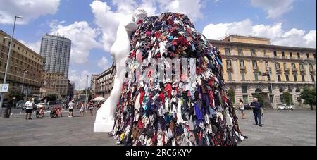 Naples, 12/07/2023, dans la nuit de mardi à mercredi, un incendie a détruit l'installation d'art Vénus of Rags, de Michelangelo Pistoletto, qui à partir de juin 28 a été exposée sur la Piazza Municipio, dans le centre de Naples. L'installation est l'une des œuvres les plus célèbres de Pistoletto, l'un des artistes italiens contemporains les plus célèbres de l'actuelle 'arte povera'. L'installation brûlante mesurait environ 10 mètres de haut et, en plus de la statue de Vénus faite de plâtre et de résine, consistait en un échafaudage métallique recouvert de chiffons. Les images remontent à quelques jours avant l'incendie et montrent la foule Banque D'Images