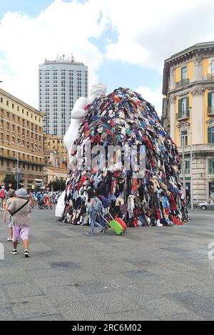 Naples, 12/07/2023, dans la nuit de mardi à mercredi, un incendie a détruit l'installation d'art Vénus of Rags, de Michelangelo Pistoletto, qui à partir de juin 28 a été exposée sur la Piazza Municipio, dans le centre de Naples. L'installation est l'une des œuvres les plus célèbres de Pistoletto, l'un des artistes italiens contemporains les plus célèbres de l'actuelle 'arte povera'. L'installation brûlante mesurait environ 10 mètres de haut et, en plus de la statue de Vénus faite de plâtre et de résine, consistait en un échafaudage métallique recouvert de chiffons. Les images remontent à quelques jours avant l'incendie et montrent la foule Banque D'Images