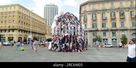 Naples, 12/07/2023, dans la nuit de mardi à mercredi, un incendie a détruit l'installation d'art Vénus of Rags, de Michelangelo Pistoletto, qui à partir de juin 28 a été exposée sur la Piazza Municipio, dans le centre de Naples. L'installation est l'une des œuvres les plus célèbres de Pistoletto, l'un des artistes italiens contemporains les plus célèbres de l'actuelle 'arte povera'. L'installation brûlante mesurait environ 10 mètres de haut et, en plus de la statue de Vénus faite de plâtre et de résine, consistait en un échafaudage métallique recouvert de chiffons. Les images remontent à quelques jours avant l'incendie et montrent la foule Banque D'Images