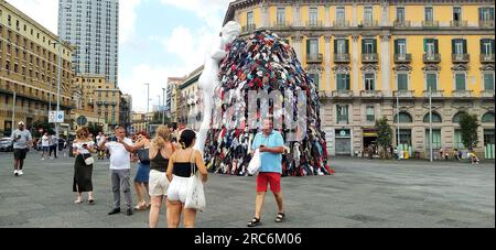 Naples, 12/07/2023, dans la nuit de mardi à mercredi, un incendie a détruit l'installation d'art Vénus of Rags, de Michelangelo Pistoletto, qui à partir de juin 28 a été exposée sur la Piazza Municipio, dans le centre de Naples. L'installation est l'une des œuvres les plus célèbres de Pistoletto, l'un des artistes italiens contemporains les plus célèbres de l'actuelle 'arte povera'. L'installation brûlante mesurait environ 10 mètres de haut et, en plus de la statue de Vénus faite de plâtre et de résine, consistait en un échafaudage métallique recouvert de chiffons. Les images remontent à quelques jours avant l'incendie et montrent la foule Banque D'Images