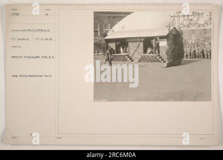 Soldats participant au défilé de la victoire à New York, NY. Le défilé a eu lieu au Camp Mills et à l'entrepôt n ° 9. La photographie a été prise par le photographe Geo.H. Lyon et fait partie d'une collection d'activités militaires américaines pendant la première Guerre mondiale. Banque D'Images