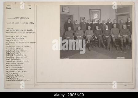 Lieut. Colonel J.R. Sears, colonel J.R. Delafield, M. Joseph Fairbanks, l'honorable Benedict Crowell et d'autres membres de la Commission des réclamations du ministère de la Guerre sont représentés sur cette photographie. L'image a été prise le 26 mars 1920, à Washington, DC. Banque D'Images