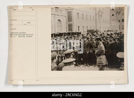 Ambulanciers travaillant à l'hôpital militaire américain n° 1 à Neuilly, France pendant la première Guerre mondiale. Cette photographie, numérotée 3088, a été prise en 1918 et montre le rôle essentiel joué par les ambulanciers dans l’assistance médicale aux soldats blessés. Banque D'Images