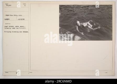 Les soldats du Camp Devens à Ayer, Massachusetts, effectuent une mission de sauvetage pendant leur formation R.O.T.C. Dans cet incident particulier, ils sont vus amener un homme noyé à terre en toute sécurité. La photographie contient la description et les détails de l'incident. Banque D'Images