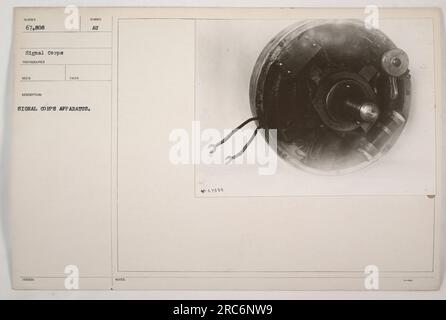 Une photographie montrant un appareil de signal corps avec le symbole 'SUMBER 67,808' indiqué dessus. La photographie a été reçue par le photographe de signal corps et la description indique que l'image capture l'appareil de signal corps. D'autres notes mentionnent qu'il a été délivré avec une pièce jointe, sans fournir d'autres détails. Banque D'Images