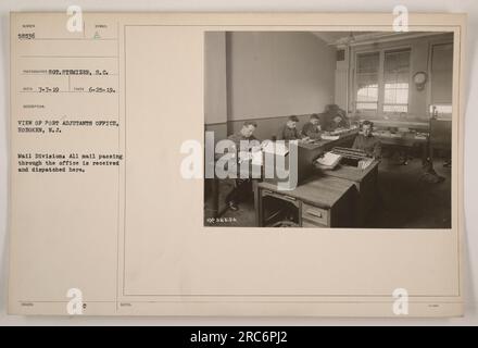 Légende : vue du bureau de Port Adjutant à Hoboken, New Jersey. Cette image, prise le 25 juin 1919, montre la Division du courrier du bureau, où tout le courrier entrant et sortant est reçu et expédié. Photographe : Sot. Stemizer, S.C. Nombre négatif : 58536. Banque D'Images