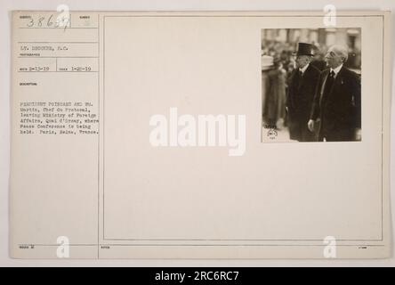 Le Président français Poincaré et WA Martin, Chef du Protocole, quittent le Ministère des Affaires étrangères, Quai d'Orsay à Paris, France. La photo a été prise le 20 janvier 1919, lors de la Conférence de paix. Le lieutenant Drucker a capturé cette image. Numéro de la photo : 111-SC-38639. Banque D'Images