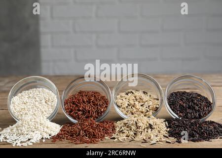 Différents types de riz sur la table en bois, closeup Banque D'Images