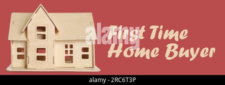 Acheteur d'une première maison. Modèle de maison en bois sur fond rouge. Conception de bannière Banque D'Images