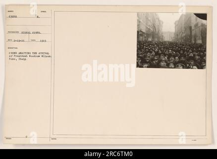 La foule s'est rassemblée à Rome, en Italie, attendant avec impatience l'arrivée du président Woodrow Wilson en 1919. La photographie, prise par le photographe E. de signal corps, dépeint l'atmosphère d'anticipation alors que les gens attendent patiemment l'arrivée du président. Banque D'Images