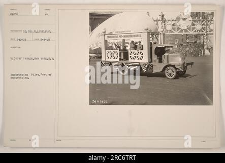 Soldats marchant dans Victory Parade à New York, pris le 3 mai 1919. Cette photo est numérotée 47866 et a été prise par le Lt Geo. H. Lyon, photographe pendant la première Guerre mondiale Il fait partie de la collection des fichiers d'embarquement au port d'embarquement à Hoboken, New Jersey. Banque D'Images