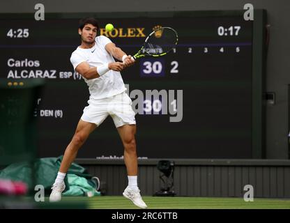 Wimbledon, Royaume-Uni. 12 juillet 2023. Carlos Alcaraz d'Espagne lors de son match de quart de finale contre Holger Rune du Danemark à Wimbledon. Crédit : Adam Stoltman/Alamy Live News Banque D'Images