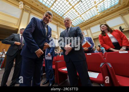 Bucarest, Roumanie. 12 juillet 2023 : Marcel Ciolacu, Premier ministre de Roumanie, et Mugur Isarescu, gouverneur de la Banque nationale de Roumanie, lors de la cotation à la Bourse de Bucarest d'Hidroelectrica, le plus grand producteur d'électricité en Roumanie, au siège de la Banque nationale de Roumanie. Hidroelectrica (H2O) débute sa négociation avec la plus grande introduction en bourse de l'histoire de la BVB, d'une valeur de 1,9 milliards d'euros, par laquelle Fondul Proprietatea a vendu toutes ses actions à hauteur de 19,94%. Crédit : Lucian Alecu/Alamy Live News Banque D'Images