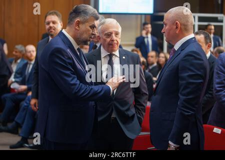 Bucarest, Roumanie. 12 juillet 2023 : Marcel Ciolacu, Premier ministre de Roumanie, s'entretient avec Nicu, président de l'Autorité roumaine de surveillance financière, lors de la cotation à la Bourse de Bucarest d'Hidroelectrica, le plus grand producteur d'électricité en Roumanie, au siège de la Banque nationale de Roumanie. Hidroelectrica (H2O) débute sa négociation avec la plus grande introduction en bourse de l'histoire de la BVB, d'une valeur de 1,9 milliards d'euros, par laquelle Fondul Proprietatea a vendu toutes ses actions à hauteur de 19,94%. Crédit : Lucian Alecu/Alamy Live News Banque D'Images