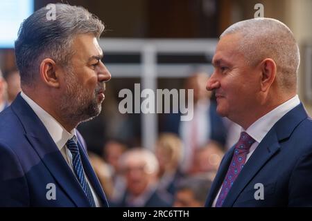 Bucarest, Roumanie. 12 juillet 2023 : Marcel Ciolacu, Premier ministre de Roumanie, s'entretient avec Nicu, président de l'Autorité roumaine de surveillance financière, lors de la cotation à la Bourse de Bucarest d'Hidroelectrica, le plus grand producteur d'électricité en Roumanie, au siège de la Banque nationale de Roumanie. Hidroelectrica (H2O) débute sa négociation avec la plus grande introduction en bourse de l'histoire de la BVB, d'une valeur de 1,9 milliards d'euros, par laquelle Fondul Proprietatea a vendu toutes ses actions à hauteur de 19,94%. Crédit : Lucian Alecu/Alamy Live News Banque D'Images