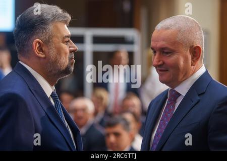 Bucarest, Roumanie. 12 juillet 2023 : Marcel Ciolacu, Premier ministre de Roumanie, s'entretient avec Nicu, président de l'Autorité roumaine de surveillance financière, lors de la cotation à la Bourse de Bucarest d'Hidroelectrica, le plus grand producteur d'électricité en Roumanie, au siège de la Banque nationale de Roumanie. Hidroelectrica (H2O) débute sa négociation avec la plus grande introduction en bourse de l'histoire de la BVB, d'une valeur de 1,9 milliards d'euros, par laquelle Fondul Proprietatea a vendu toutes ses actions à hauteur de 19,94%. Crédit : Lucian Alecu/Alamy Live News Banque D'Images