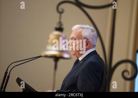 Bucarest, Roumanie. 12 juillet 2023 : Mugur Isarescu, gouverneur de la Banque nationale de Roumanie, prononce un discours lors de l'événement de cotation à la Bourse de Bucarest de Hidroelectrica, le plus grand producteur d'électricité en Roumanie, au siège de la Banque nationale de Roumanie. Hidroelectrica (H2O) débute sa négociation avec la plus grande introduction en bourse de l'histoire de la BVB, d'une valeur de 1,9 milliards d'euros, par laquelle Fondul Proprietatea a vendu toutes ses actions à hauteur de 19,94%. Crédit : Lucian Alecu/Alamy Live News Banque D'Images