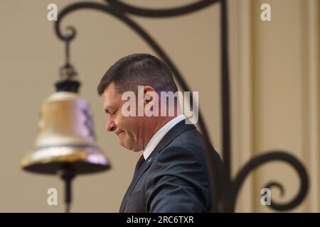 Bucarest, Roumanie. 12 juillet 2023 : Radu Hanga, président du conseil d'administration de la Bourse de Bucarest, prononce un discours lors de l'événement de cotation à la Bourse de Bucarest d'Hidroelectrica, le plus grand producteur d'électricité en Roumanie, au siège de la Banque nationale de Roumanie. Hidroelectrica (H2O) débute sa négociation avec la plus grande introduction en bourse de l'histoire de la BVB, d'une valeur de 1,9 milliards d'euros, par laquelle Fondul Proprietatea a vendu toutes ses actions à hauteur de 19,94%. Crédit : Lucian Alecu/Alamy Live News Banque D'Images