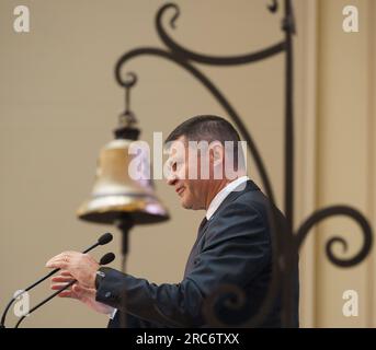 Bucarest, Roumanie. 12 juillet 2023 : Radu Hanga, président du conseil d'administration de la Bourse de Bucarest, prononce un discours lors de l'événement de cotation à la Bourse de Bucarest d'Hidroelectrica, le plus grand producteur d'électricité en Roumanie, au siège de la Banque nationale de Roumanie. Hidroelectrica (H2O) débute sa négociation avec la plus grande introduction en bourse de l'histoire de la BVB, d'une valeur de 1,9 milliards d'euros, par laquelle Fondul Proprietatea a vendu toutes ses actions à hauteur de 19,94%. Crédit : Lucian Alecu/Alamy Live News Banque D'Images