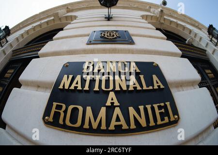 Bucarest, Roumanie. 12 juillet 2023 : le siège de la Banque nationale de Roumanie (BNR), la nouvelle aile du Palais de la BNR, à l'intérieur de laquelle a lieu l'événement de cotation à la Bourse de Bucarest de Hidroelectrica, le plus grand producteur d'électricité en Roumanie, . Hidroelectrica (BSE H2O) débute sa négociation avec la plus grande introduction en bourse de l'histoire de la BVB, d'une valeur de 1,9 milliards d'euros, par laquelle Fondul Proprietatea a vendu la totalité de ses actions à hauteur de 19,94%. Crédit : Lucian Alecu/Alamy Live News Banque D'Images