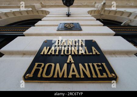 Bucarest, Roumanie. 12 juillet 2023 : le siège de la Banque nationale de Roumanie (BNR), la nouvelle aile du Palais de la BNR, à l'intérieur de laquelle a lieu l'événement de cotation à la Bourse de Bucarest de Hidroelectrica, le plus grand producteur d'électricité en Roumanie, . Hidroelectrica (BSE H2O) débute sa négociation avec la plus grande introduction en bourse de l'histoire de la BVB, d'une valeur de 1,9 milliards d'euros, par laquelle Fondul Proprietatea a vendu la totalité de ses actions à hauteur de 19,94%. Crédit : Lucian Alecu/Alamy Live News Banque D'Images