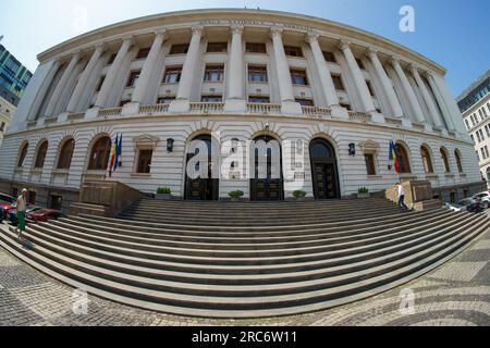 Bucarest, Roumanie. 12 juillet 2023 : le siège de la Banque nationale de Roumanie (BNR), la nouvelle aile du Palais de la BNR, à l'intérieur de laquelle a lieu l'événement de cotation à la Bourse de Bucarest de Hidroelectrica, le plus grand producteur d'électricité en Roumanie, . Hidroelectrica (BSE H2O) débute sa négociation avec la plus grande introduction en bourse de l'histoire de la BVB, d'une valeur de 1,9 milliards d'euros, par laquelle Fondul Proprietatea a vendu la totalité de ses actions à hauteur de 19,94%. Crédit : Lucian Alecu/Alamy Live News Banque D'Images