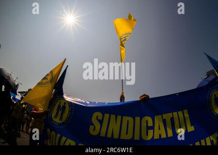 Bucarest, Roumanie. 12 juillet 2023 : jusqu'à deux mille syndicalistes de travailleurs de la santé de la Fédération roumaine de solidarité sanitaire manifestent devant le siège du gouvernement roumain pour exiger des salaires plus élevés, accordant tous les droits prévus par la loi salariale actuelle, une négociation équitable avec le gouvernement, et avertissant que ce rassemblement fait partie de la série de manifestations qui précèdent la date limite fixée pour la grève générale dans le secteur de la santé publique. Crédit : Lucian Alecu/Alamy Live News Banque D'Images