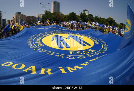 Bucarest, Roumanie. 12 juillet 2023 : jusqu'à deux mille syndicalistes de travailleurs de la santé de la Fédération roumaine de solidarité sanitaire manifestent devant le siège du gouvernement roumain pour exiger des salaires plus élevés, accordant tous les droits prévus par la loi salariale actuelle, une négociation équitable avec le gouvernement, et avertissant que ce rassemblement fait partie de la série de manifestations qui précèdent la date limite fixée pour la grève générale dans le secteur de la santé publique. Crédit : Lucian Alecu/Alamy Live News Banque D'Images