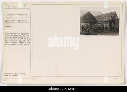 Les hommes du 105th mitrailleuse Battalion, 27th Division, reposent à St. Souplet, France le 21 octobre 1918. Cette unité était autrefois connue sous le nom d'escadron 'A' de la cavalerie de New York, avec des détachements du 1st New York Cavalry et de la Separate machine Gun Troop de la cavalerie de New York. La photo a été prise par le lieutenant Edward N. Jackson. Banque D'Images