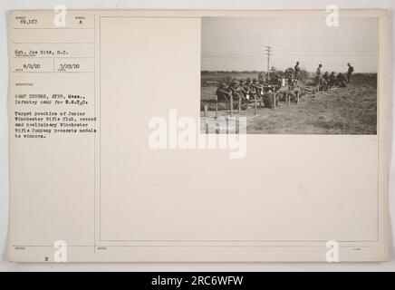 Les membres du Junior Winchester Rifle Club au Camp Devens à Ayer, Massachusetts, s'engagent dans la pratique des cibles. Le club fait partie du Reserve Officer Training corps (R.O.T.C.), et les gagnants reçoivent des médailles de la Winchester Rifle Company. Cette photographie a été prise par le sergent Joe Hits du signal corps le 23 juillet 1920. Banque D'Images