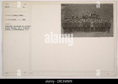 Le personnel du Quartermaster corps garage à Washington, DC photographié en 1919. Cette image montre le groupe d'individus appartenant au garage, situé à 1st & Virginia Avenue, S.W. L'image a été prise par un photographe du signal corps et est numérotée 68077, avec un symbole A. la photographie a ensuite été émise et décrite, avec des notes de référence numérotées 90-68072. Banque D'Images