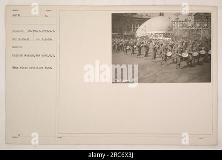 Légende : la 48th Field Artillery Band participe à un défilé de la victoire à New York, New York, New York, pendant la première Guerre mondiale. Photographie prise le 3 mai 1919 par Lt. Geo. H. Lyon, armée américaine. Banque D'Images