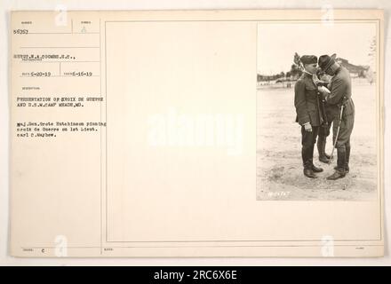 L'image montre le major général Grote Hutchinson épinglant la Croix de Guerre sur le premier lieutenant Carl C. Mayhew au Camp Meade, Maryland. La photographie a été prise le 16 juin 1919 et fait partie d'une collection d'activités militaires américaines pendant la première Guerre mondiale Banque D'Images