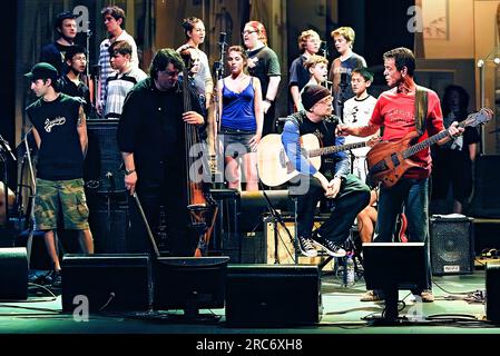 Lou Reed (avec les chœurs de l'Australian Youth Choir) interprète une version de concert théâtrale de son album concept 'Berlin' de 1973 dans le cadre des célébrations d'un mois du Festival annuel de Sydney. Le Théâtre d'État. Sydney, Australie. 18 janvier 2007. Banque D'Images