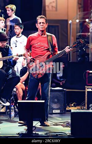 Lou Reed (avec les chœurs de l'Australian Youth Choir) interprète une version de concert théâtrale de son album concept 'Berlin' de 1973 dans le cadre des célébrations d'un mois du Festival annuel de Sydney. Le Théâtre d'État. Sydney, Australie. 18 janvier 2007. Banque D'Images