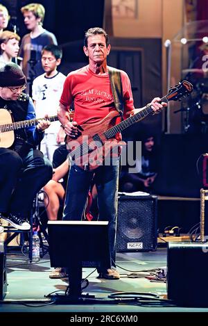 Lou Reed (avec les chœurs de l'Australian Youth Choir) interprète une version de concert théâtrale de son album concept 'Berlin' de 1973 dans le cadre des célébrations d'un mois du Festival annuel de Sydney. Le Théâtre d'État. Sydney, Australie. 18 janvier 2007. Banque D'Images