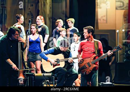 Lou Reed (avec les chœurs de l'Australian Youth Choir) interprète une version de concert théâtrale de son album concept 'Berlin' de 1973 dans le cadre des célébrations d'un mois du Festival annuel de Sydney. Le Théâtre d'État. Sydney, Australie. 18 janvier 2007. Banque D'Images