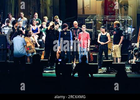 Lou Reed (avec les chœurs de l'Australian Youth Choir) interprète une version de concert théâtrale de son album concept 'Berlin' de 1973 dans le cadre des célébrations d'un mois du Festival annuel de Sydney. Le Théâtre d'État. Sydney, Australie. 18 janvier 2007. Banque D'Images