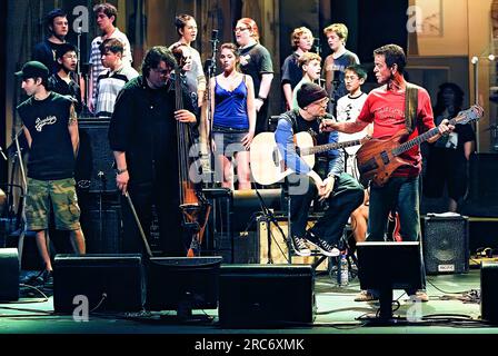 Lou Reed (avec les chœurs de l'Australian Youth Choir) interprète une version de concert théâtrale de son album concept 'Berlin' de 1973 dans le cadre des célébrations d'un mois du Festival annuel de Sydney. Le Théâtre d'État. Sydney, Australie. 18 janvier 2007. Banque D'Images