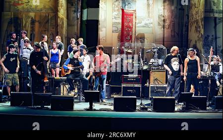 Lou Reed (avec les chœurs de l'Australian Youth Choir) interprète une version de concert théâtrale de son album concept 'Berlin' de 1973 dans le cadre des célébrations d'un mois du Festival annuel de Sydney. Le Théâtre d'État. Sydney, Australie. 18 janvier 2007. Banque D'Images