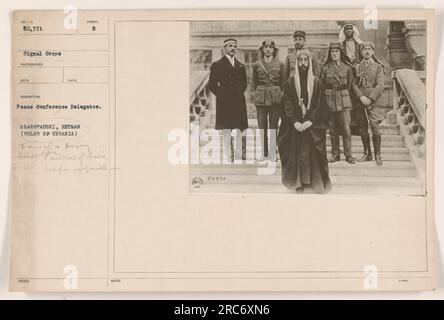 Délégués à la Conférence de la paix : Skaropadski, Hetman (souverain de l'Ukraine) et Faisal al Hajj, délégué pour Lawrence d'Arabie - deuxième à partir de la droite, rangée du milieu. La photo a été prise pendant la conférence de paix. Photographe a reçu la description. Photographie du corps de signal avec le numéro de série 52,371. Banque D'Images