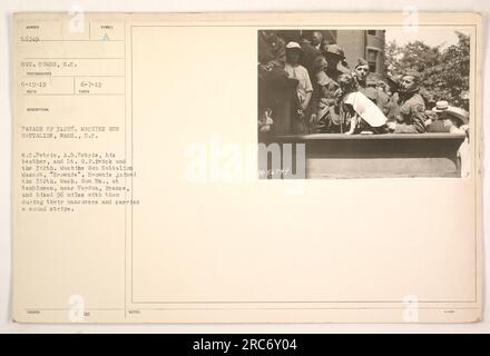 Défilé du 312th machine Gun Battalion, tenu à Washington, DC en 1919. Sur la photo, W.C. Petrie, A.B. Petrie, Lt. G.F. Frick, et la mascotte du bataillon, Brownie. Brownie a rejoint le bataillon pendant leur séjour en France et a parcouru 96 miles avec eux. Il a reçu une bande de blessure pour son service. Banque D'Images