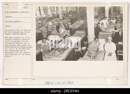 'Debarkation Hospital n ° 3, situé dans l'ancien magasin Siegel Cooper Co. Et J. B. Greenhut, est maintenant le plus grand hôpital de base des États-Unis. Cette photo montre une partie de l'hôpital où des soldats américains blessés sont soignés. 6 décembre 1918. » (50 mots) Banque D'Images